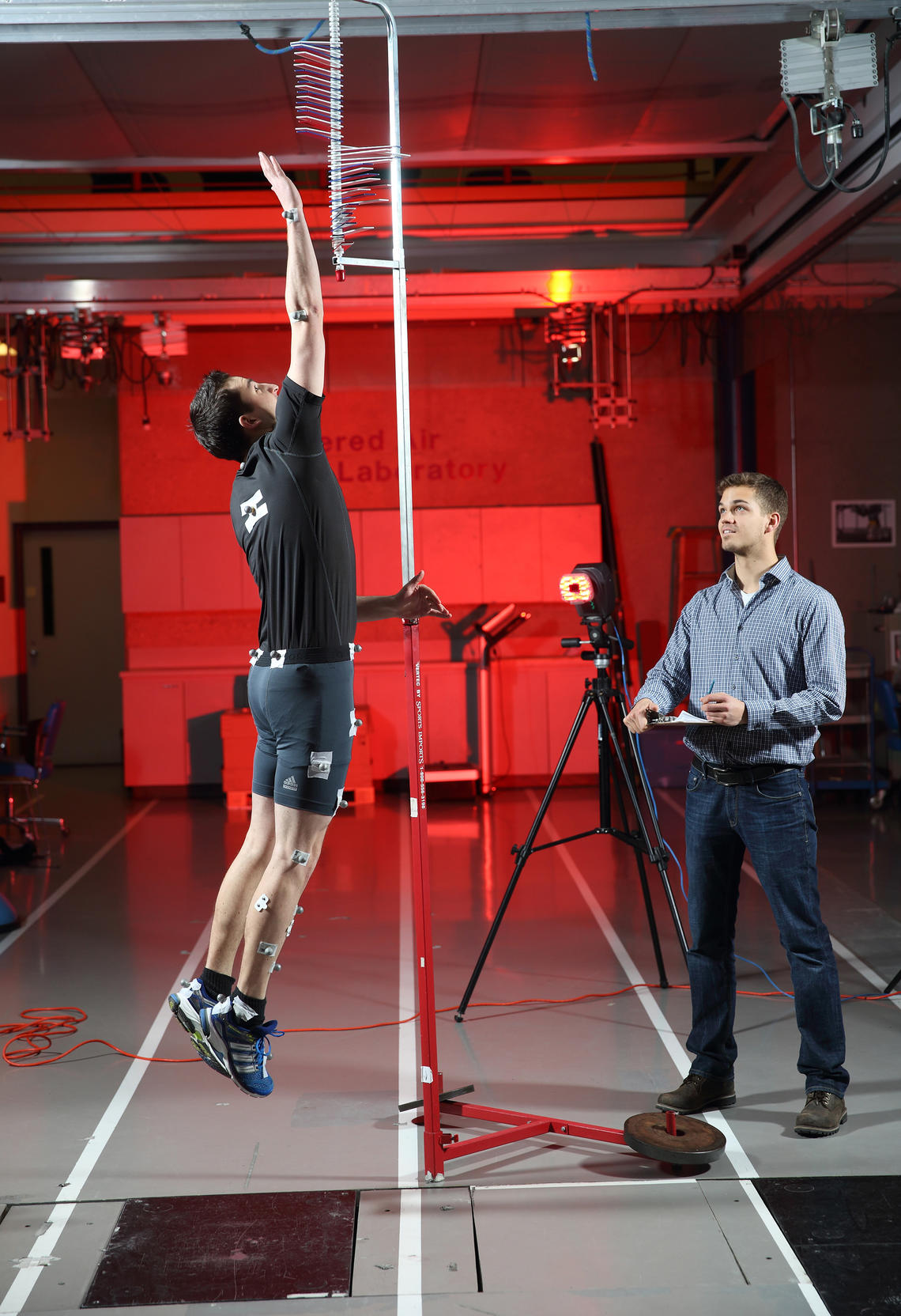 Maurice Mohr's doctoral thesis investigated the long-term consequences of a sport-related knee injury. Here, he tests the subject's jump height while recording his lower body movement via 3D motion capture.