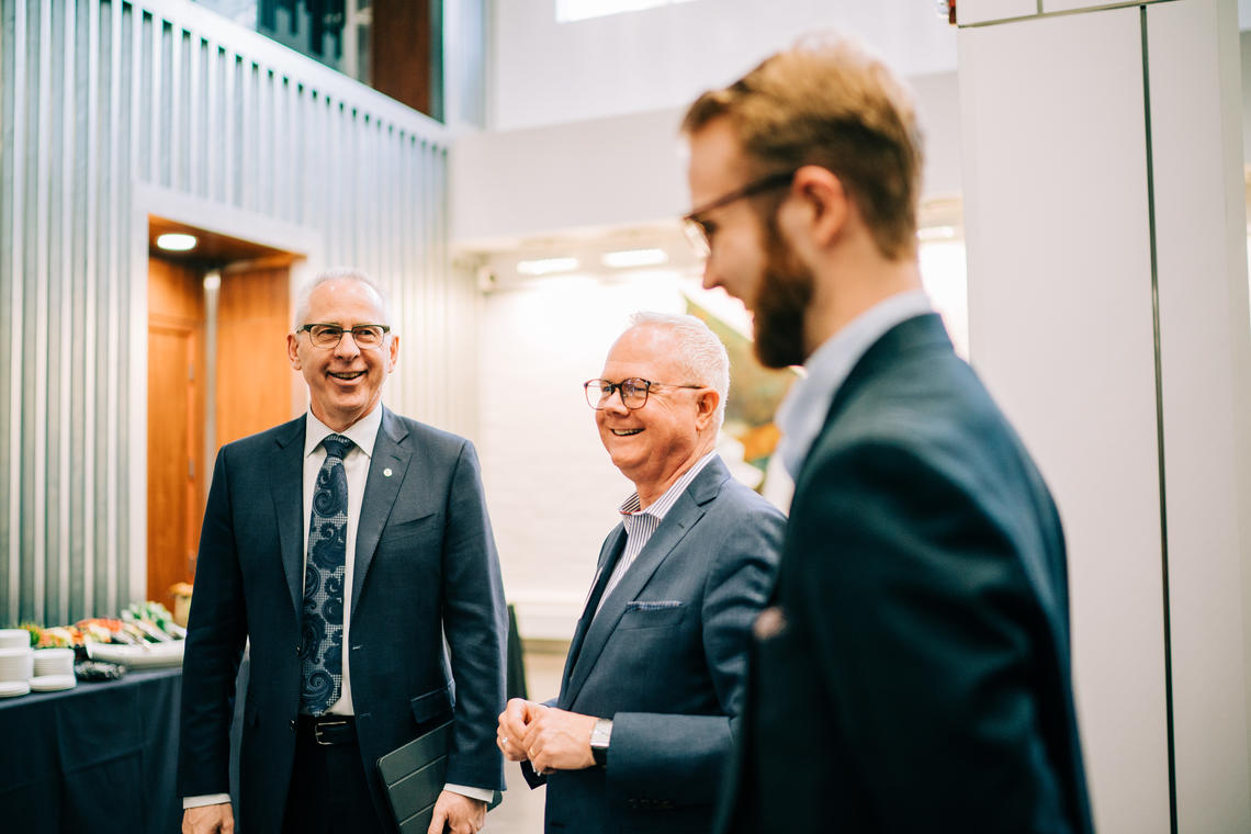 From left: President Ed McCauley chats with alumni volunteers Rob Allen, BComm’82, and Stephan Guscott, BSc’17, at the university’s inaugural Volunteer Leadership Summit.