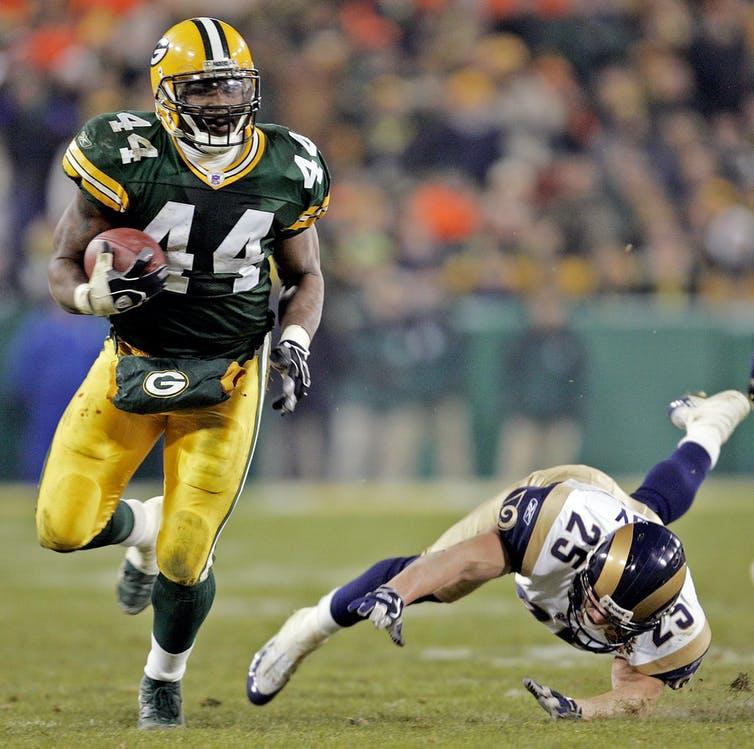 Green Bay Packers’ Najeh Davenport breaks away from St. Louis Rams’ Rich Coady (25) for a 40-yard touchdown run in the fourth quarter on Nov. 29, 2004, in Green Bay, Wis. 