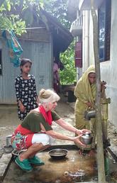Judit Smits, professor of ecosystem and public health at the Faculty of Veterinary Medicine collects water with a villager in Bangladesh. Smits' three-year project involves using lentils to see if selenium levels can help combat arsenic poisoning from contaminated well water.  